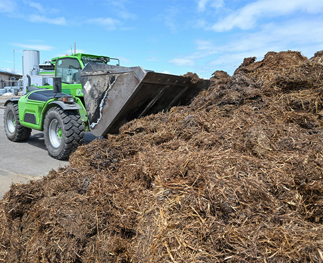 Biomasse Strohreste Schaufel Traktor