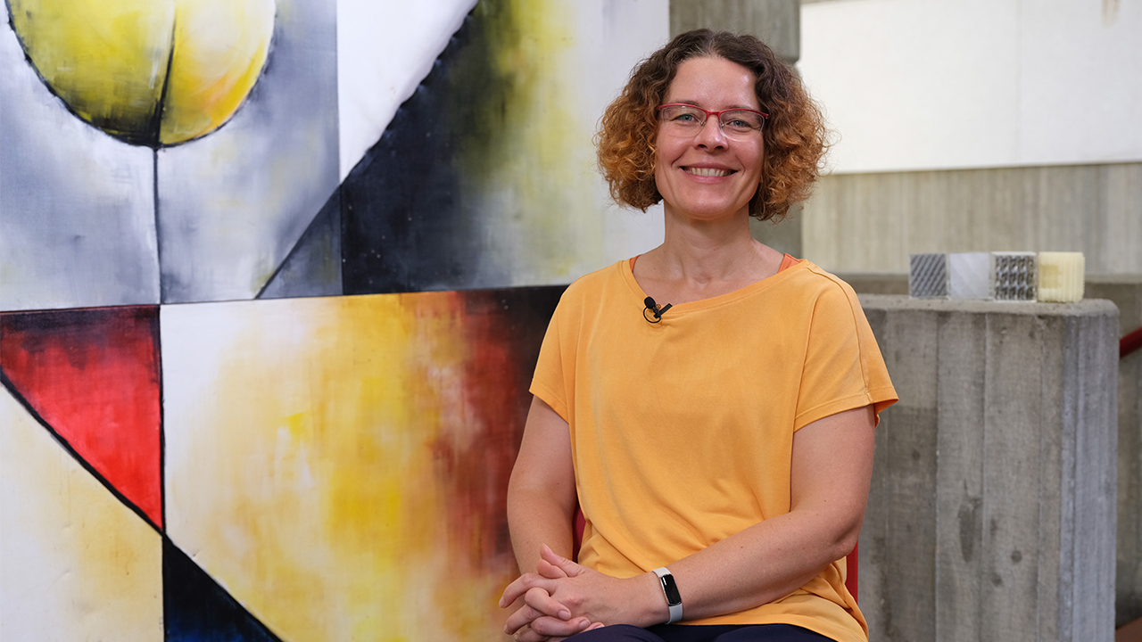Regina Palkovits Portrait mit Kunst am Bau RWTH Aachen Breitformat Podcast