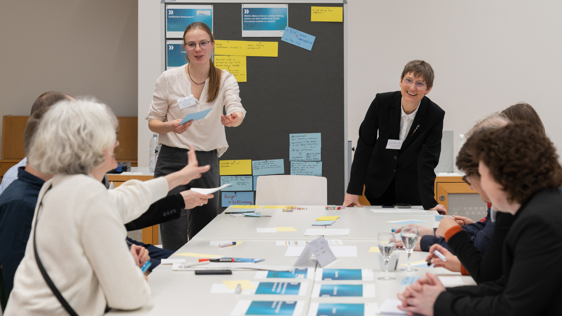 Die IGB-Wissenschaftlerinnen Marei Brose und Dipl.-Ing. Christiane Chaumette leiten einen »urban BioÖkonomieLab«-Workshop zur Einbindung von lokalen Partnern.