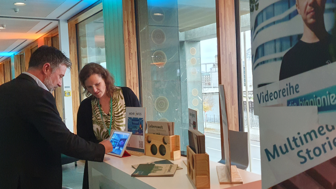 BioKI-Konferenz: Infostand von bioökonomie.de