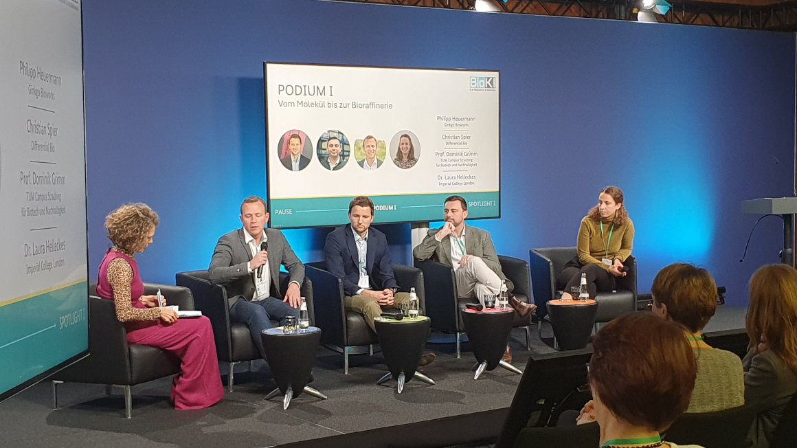 BioKI-Konferenz: Session I mit Philipp Heuermann von Ginkgo Bioworks, Christian Spier von Differential Bio, Dominik Grimm vom TUM Campus Straubing für Biotechnologie und Nachhaltigkeit und Laura Helleckes vom Imperial College London. 