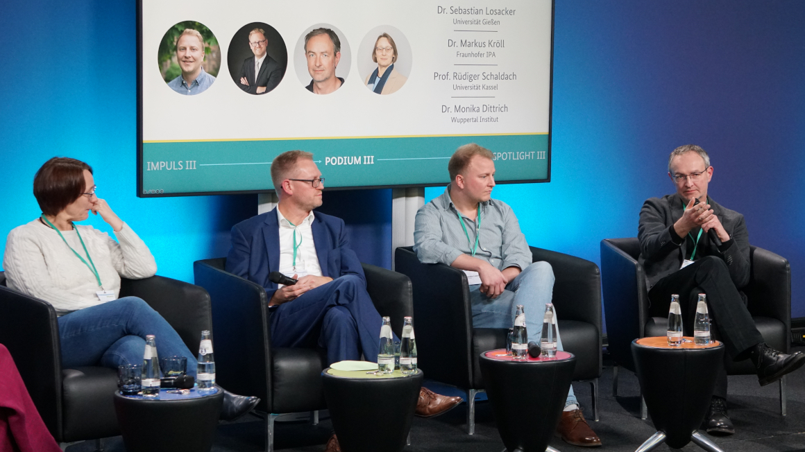 BioKI: Session III: Sebastian Losacker von der Universität Gießen, Markus Kröll vom Fraunhofer-Institut für Produktionstechnik und Automatisierung IPA, Rüdiger Schaldach von der  Universität Kassel und Monika Dittrich vom Wuppertal Institut
