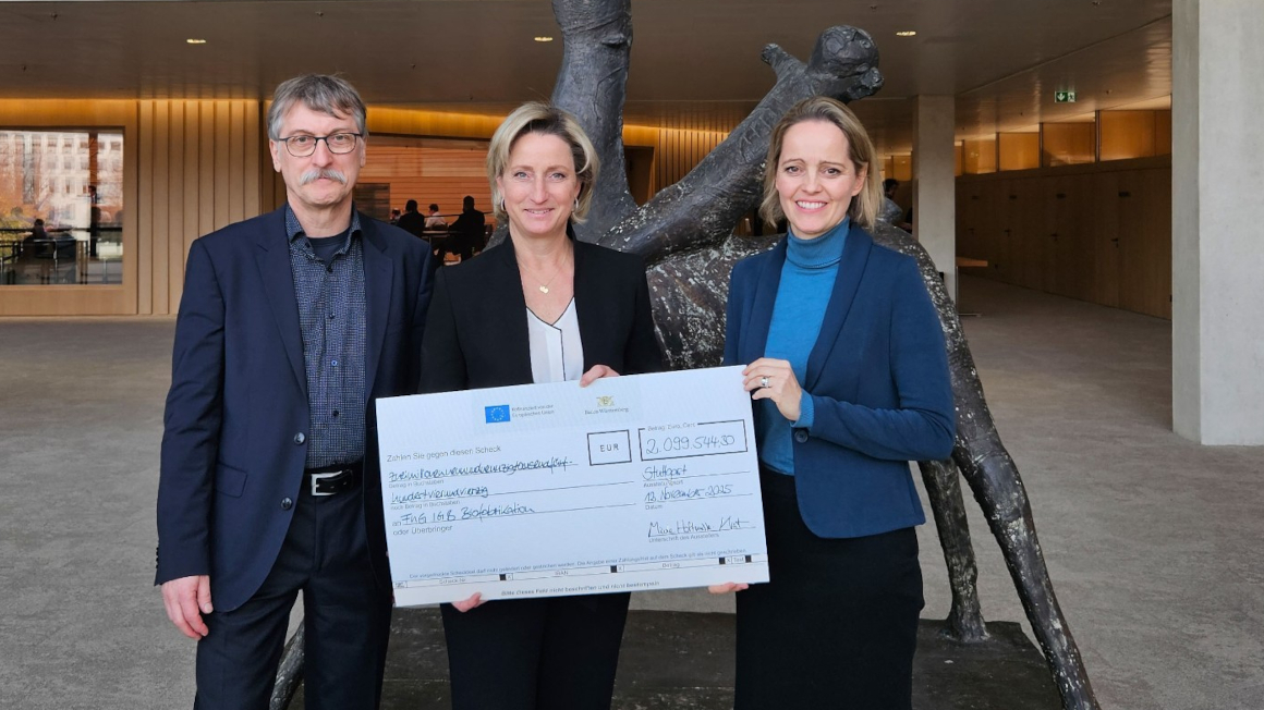 Übergabe des symbolischen Förderschecks zum Aufbau eines Biofabrikationszentrums in Stuttgart. V. l.: Prof. Dr. Steffen Rupp (stv. Institutsleiter Fraunhofer IGB), Wirtschaftsministerin Dr. Nicole Hoffmeister-Kraut, Prof. Dr. Petra Kluger (Institutsleiterin Fraunhofer IGB)