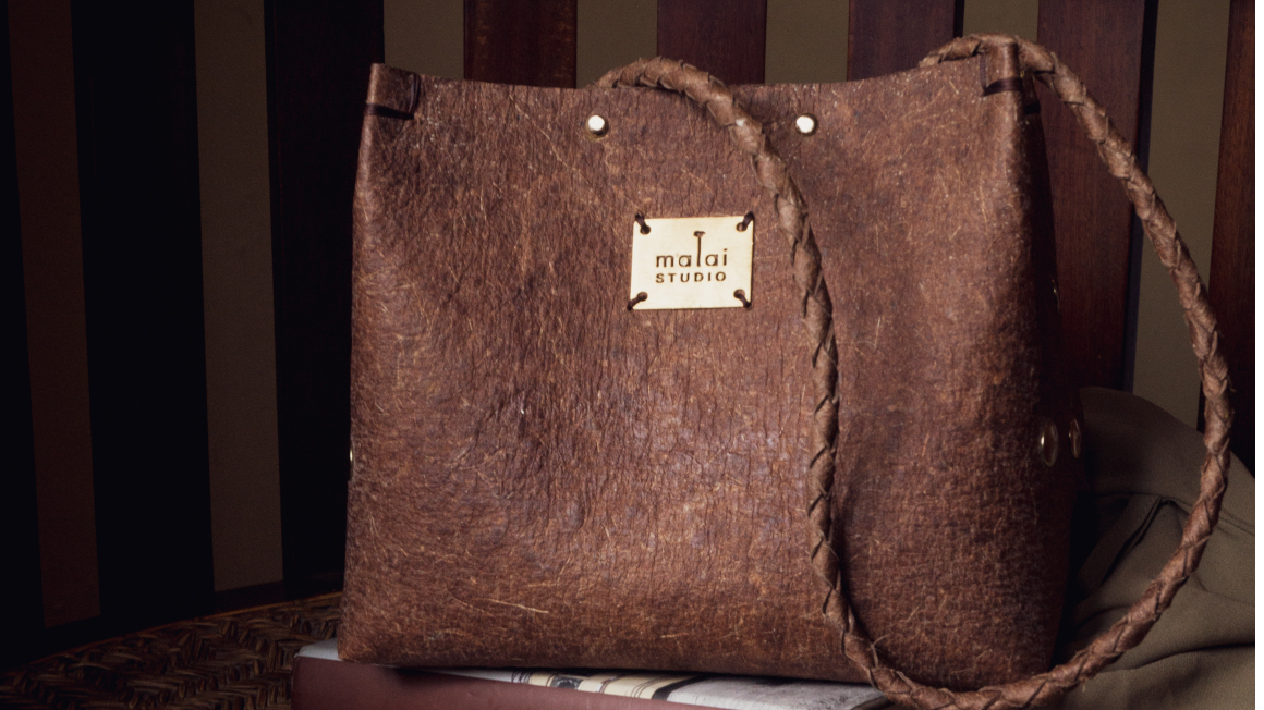 Durch die Fermentation von Kokoswasser wird ein lederähnliches Material hergestellt.