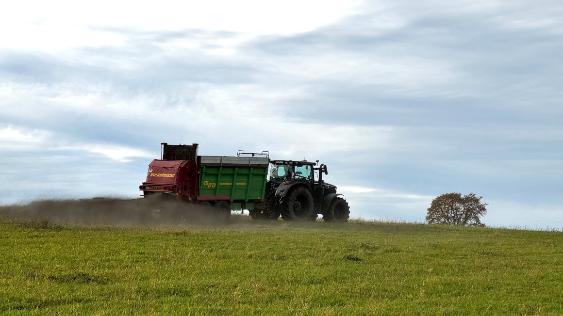 Ausbringung von gemahlenem Basalt auf ein Feld in der Eifel, im Westen Deutschlands.