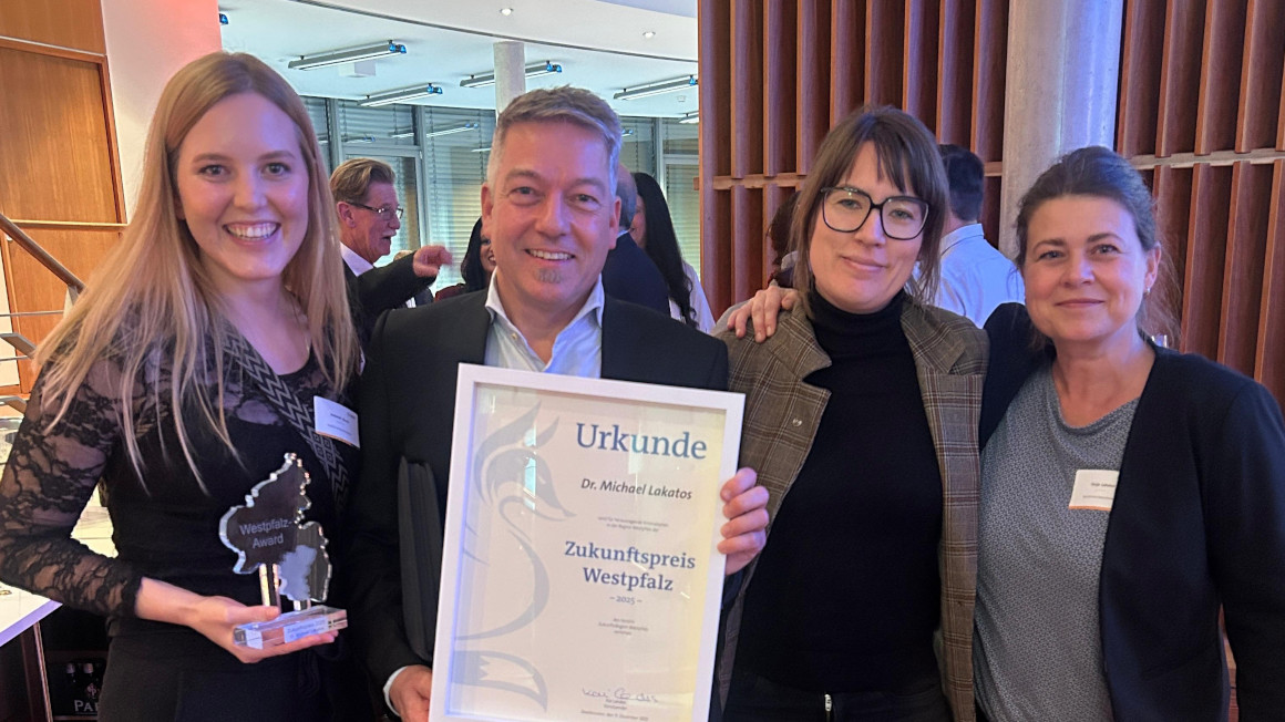 Mitausgezeichnete Mitarbeiterinnen der Integrativen Biotechnologie (V.l.n.r.: Rebekah Brand, Michael Lakatos, Antonia Schad, Tanja Lakatos, Hochschule Kaiserslautern)