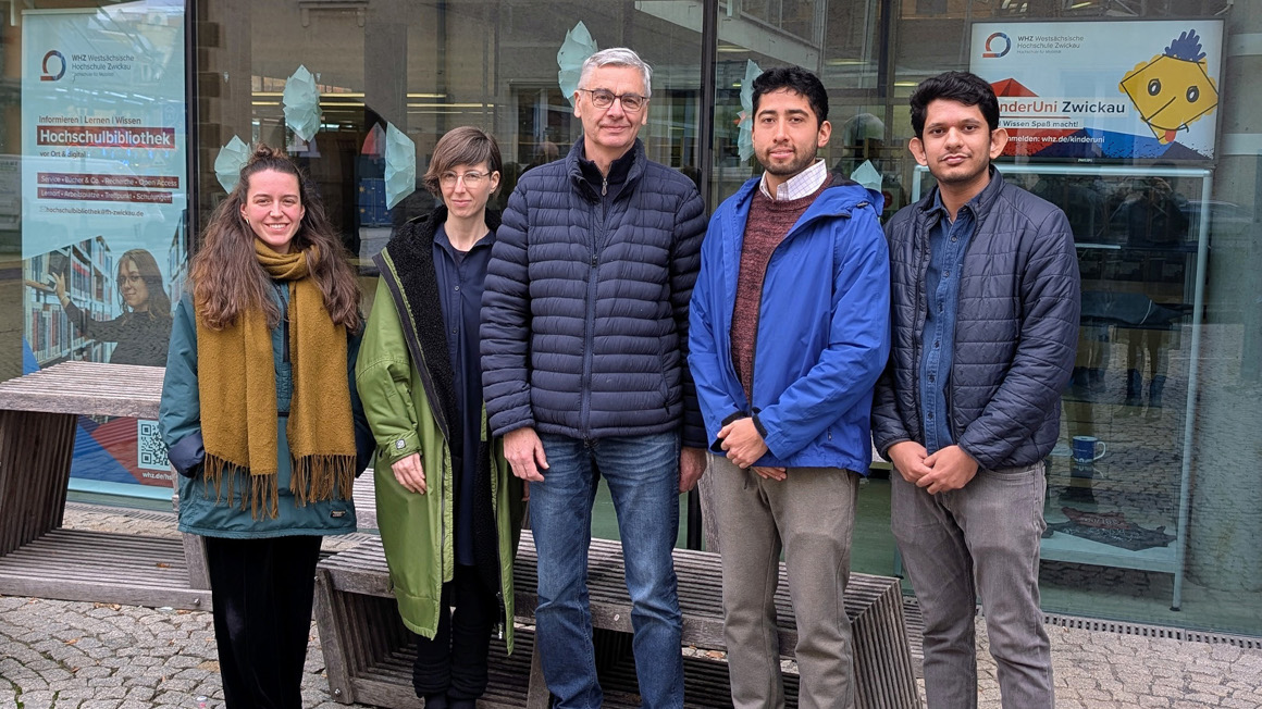 Projektleiterin Prof. Katharina Jebsen-Plättner (2.v.l.), Prof. Dr. rer. nat. Hardy Müller (mitte) und drei Nachwuchsforscher des Projektteams "ConFiTex"