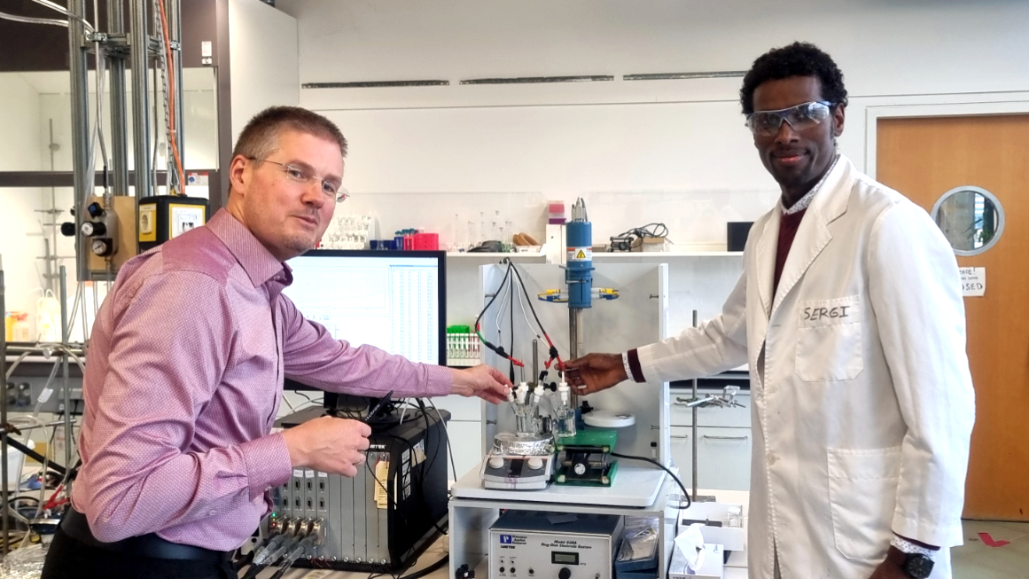 Mainzer Forscher zeigen neue Elektrolyse zur Gewinnung von Ameisensäure und Wasserstoff.