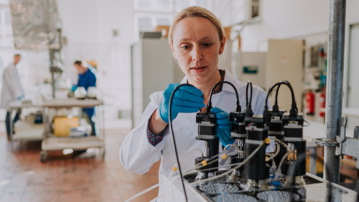 Dr. Christiane Herrmann im Biogaslabor des ATB