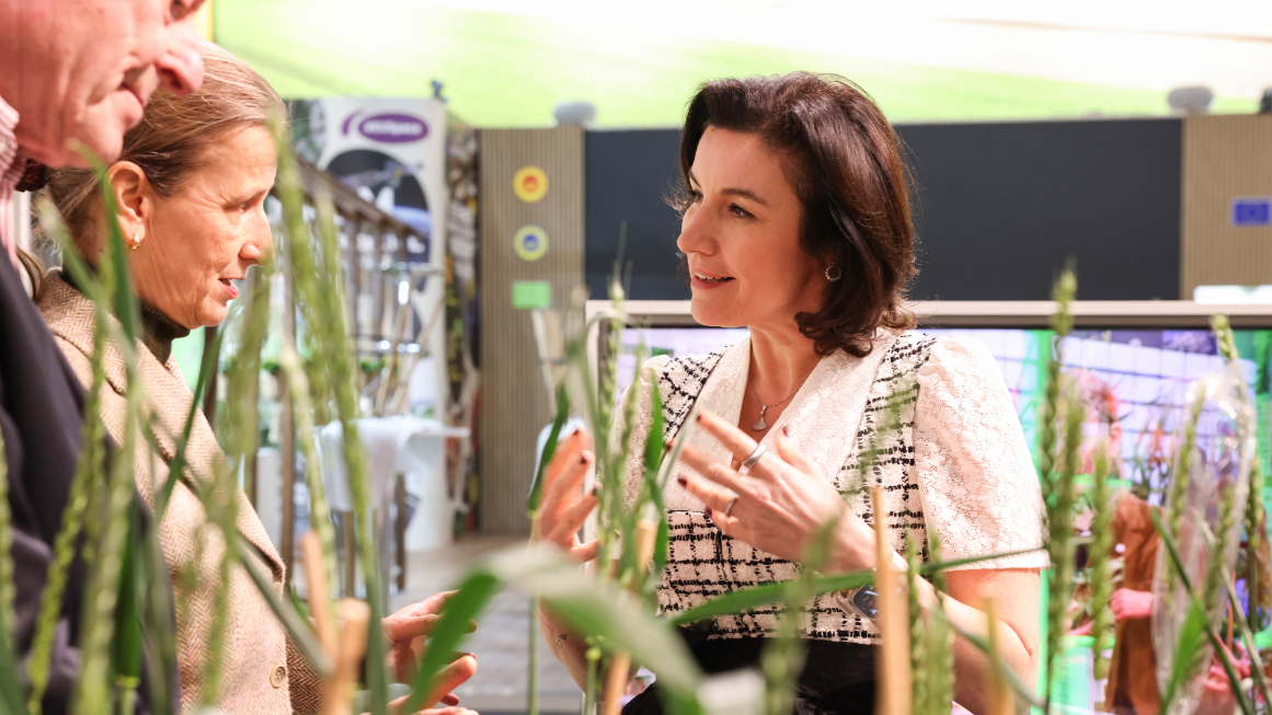 Bundesforschungsministerin Dorothee Bär auf der Grünen Woche am Stand der Pflanzenzüchter.