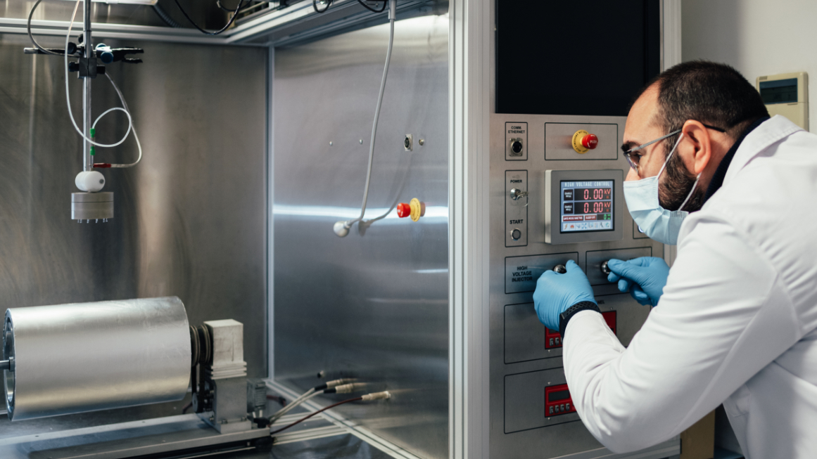 Elektrospinning-Maschine zur Herstellung von dünnen Polymerfasern.