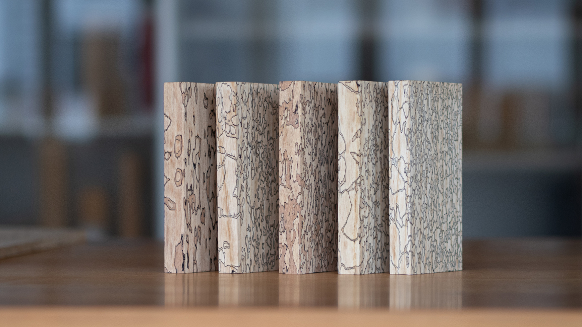 Marmorholz mit feinem schwarzen Muster.