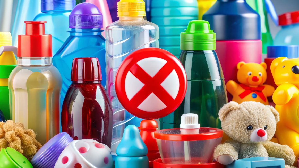 Ein rotes X vor Plastikwaren. 