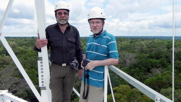 Koordinatoren auf 180 Metern: Jürgen Kesselmeier vom Max-Planck-Institut für Chemie (li.) und Antonio O. Manzi (re.), sein Counterpart auf brasilianischer Seite