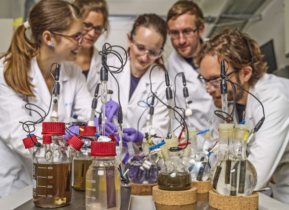 Biotechnologen am UFZ Leipzig setzen Mikroben unter Strom und wandeln sie so zu winzigen Chemiefabriken um.