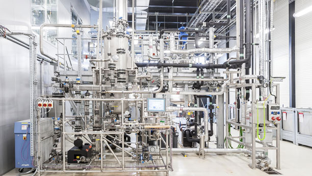 An Pilotanlagen wie dieser im Fraunhofer-Forschungszentrum CBP in Leuna hat das EU-Konsortium die Herstellung von Plattformchemikalien aus Biomasse erprobt.