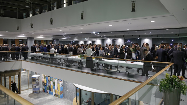 Am Abend des 24. November wurde der erste globale politische Gipfel zur Bioökonomie eröffnet. Bis zu 400 Gäste kamen zur Eröffnungsveranstaltung im Bundesforschungsministerium.