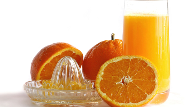 Orangen haben viel Vitamin C und Carotinoide. Doch was ist gesünder? Frucht oder Saft?