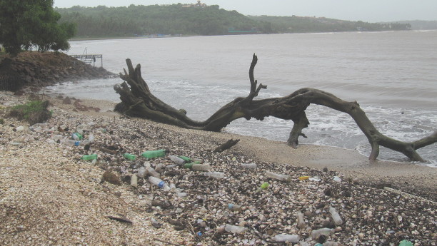 Plastikmüll am Strand von Goa. Die Verschmutzung der Meere durch Plastikteilchen ist ein globales Problem. 