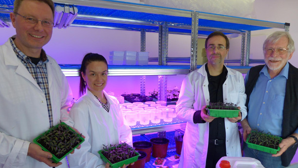 Auf Vermittlung von Biolago ist eine Kooperation zur Erforschung umweltschonender Pflanzenstärkungsmittel entstanden. (links: Rolf Würthle, z.v.rechts: Michael Ernst)