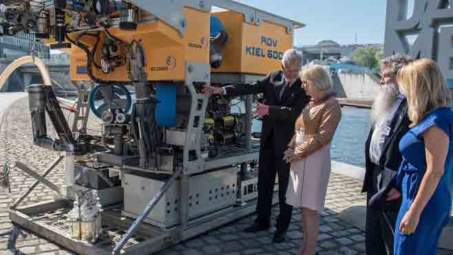 Mit einem neuen Meeresforschungprogramm sollen neue Strategien gegen die Verschmutzung der Meere entwickelt werden. Bundesforschungsministerin Johanna Wanka lässt sich hier den Tauchroboter des GEOMAR-Forschungszentrums erläutern. 
