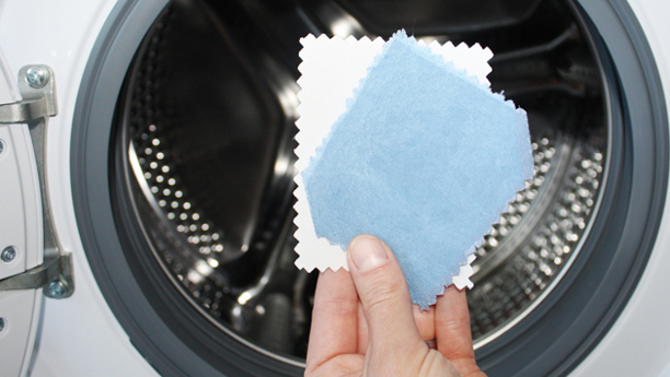 Auch nach mehrmaligem Waschen bleibt das Textil durch die anhaftenden blauen Mikrokapseln gefärbt. 
