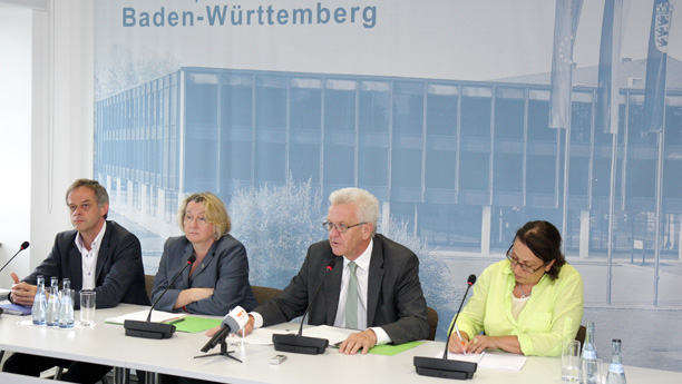 inisterpräsident Winfried Kretschmann (2. v. r.) und Wissenschaftsministerin Theresia Bauer (2. v. l.) berichten über das Forschungsprogramm Bioökonomie Baden-Württemberg. 
