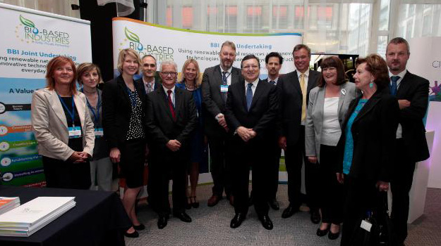 EU-Kommissions-Präsident Manuel Barroso (6.v.r.) mit Industrievertretern des "Biobased Industries"-Konsortiums beim Kick-Ofe-Meeting in Brüssel.
