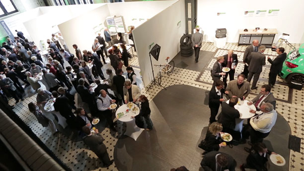 Ein Highlight der Halbzeitkonferenz Bioökonomie im Berliner Ewerk: Eine Ausstellung mit biobasierten Produkten zum Anfassen - in Wohnzimmer, Küche, Bad und Garage.