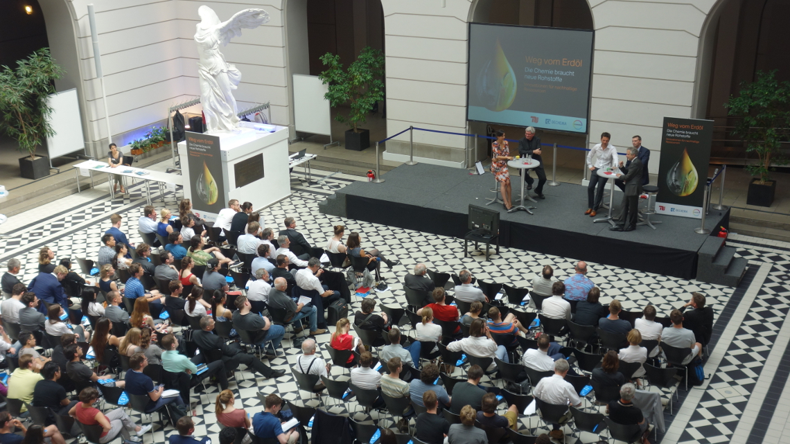 Wissenschaftler, Unternehmer und Gründer diskutierten am Rohstoffgipfel in der TU-Berlin zum Thema nachhaltige Chemie.
