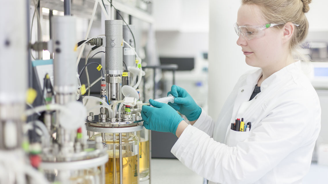 In Bioreaktoren schwimmen lebende Zellen in Nährmedien, die chemisch genau definiert sein müssen.