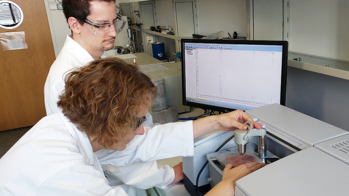 Das Team um Opatz von der Universität Mainz untersucht Ei und Hackfleisch als tierische Protein-Fett-Mischung mit dem Infrarotspektrometer.