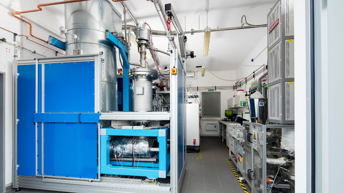 DBFZ nimmt neue Versuchsanlage zur Untersuchung der Vorgänge bei der thermochemischen Umwandlung von Biomasse in Betrieb.