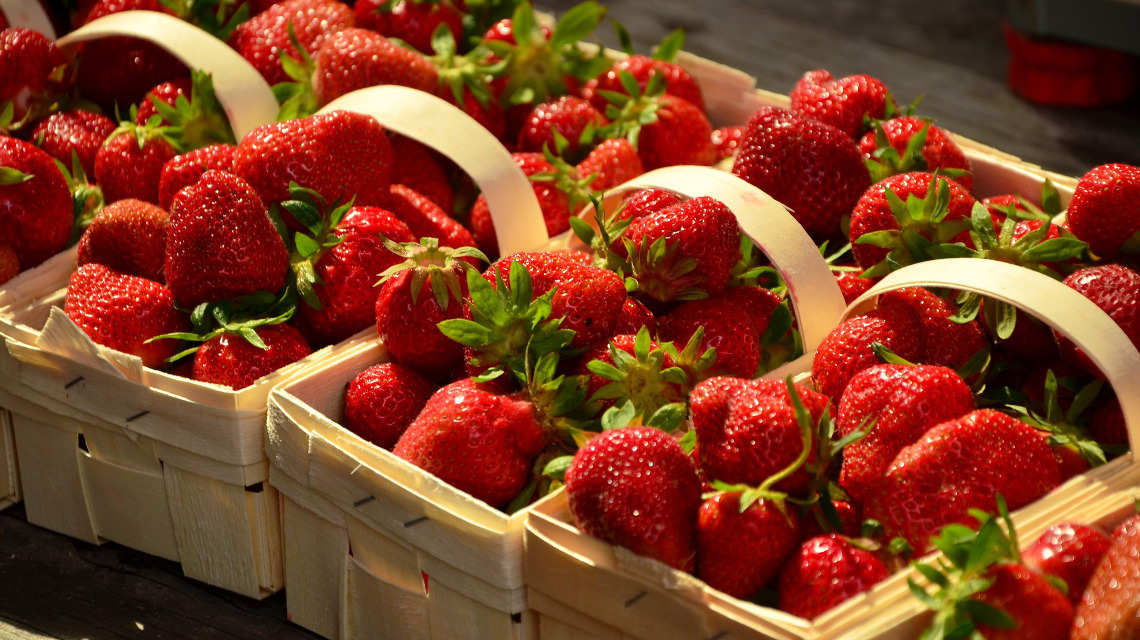 Viele Menschen reagieren allergisch auf Erdbeeren und Tomaten, vor allem wenn sie auch unter einer Birkenpollenallergie leiden. 