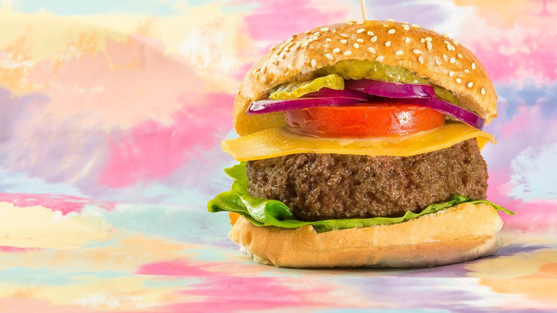 Der von Mosa Meat 2013 vorgestellte erste Burger aus der Petrischale wird für den Marktauftritt vorbereitet.