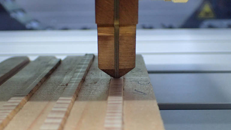Hochfrequenzsonde der LIGNOSTATION:  Jede Holzprobe wird in Hundertstelmillimeterschritten abgetastet. 