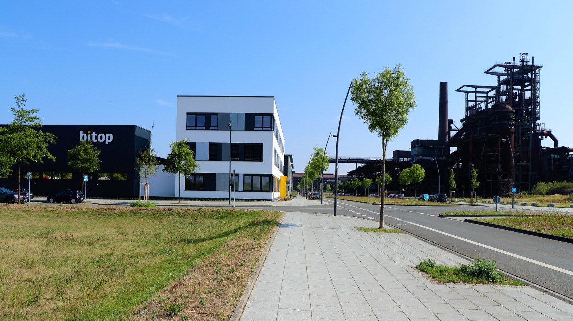 Das Dortmunder Areal Phoenix West war früher Zentrum der Kohle- und Stahlindustrie. Die Neuansiedlung der bitop AG ist ein weithin sichtbares Zeichen des Strukturwandels hin zu einer sauberen und nachhaltigen Biotechnologie.