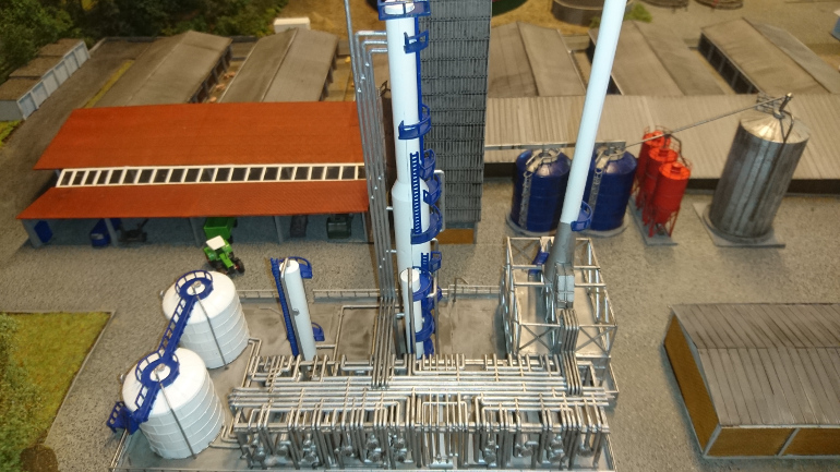 Zukunftsvision: Modell einer künftigen Bioraffinerie-Anlage am Unteren Lindenhof, der Versuchsstation der Universität Hohenheim