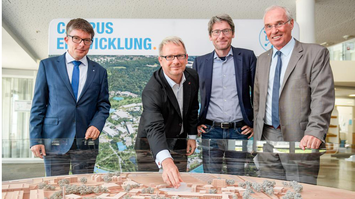 Die Bundestagsabgeordneten Johannes Kahrs (Mitte links) und Swen Schulz (Mitte rechts) bei einem Besuch DESYs im August zusammen mit den DESY-Direktoren Christian Harringa (l.) und Helmut Dosch (Foto: DESY/A. Heimken).