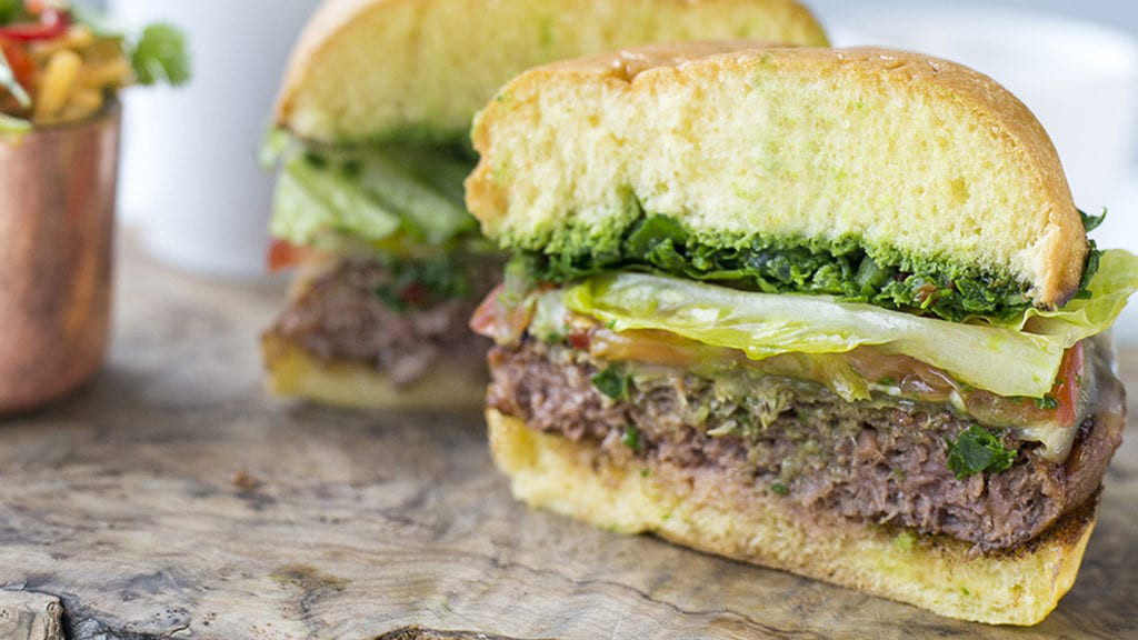 Jeder Moving Mountains Burger enthält 25 Gramm pflanzliches Protein aus Austernpilzen, Erbsen, Weizen und Sojasprossen sowie Hafer. Rote Beete-Saft wird verwendet, um die Illusion von „blutendem" Fleisch zu erzeugen.