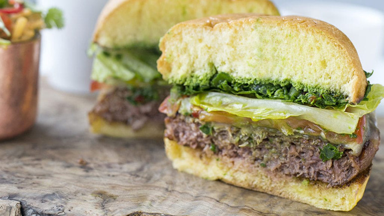 Jeder Moving Mountains Burger enthält 25 Gramm pflanzliches Protein aus Austernpilzen, Erbsen, Weizen und Sojasprossen sowie Hafer. Rote Beete-Saft wird verwendet, um die Illusion von „blutendem" Fleisch zu erzeugen.