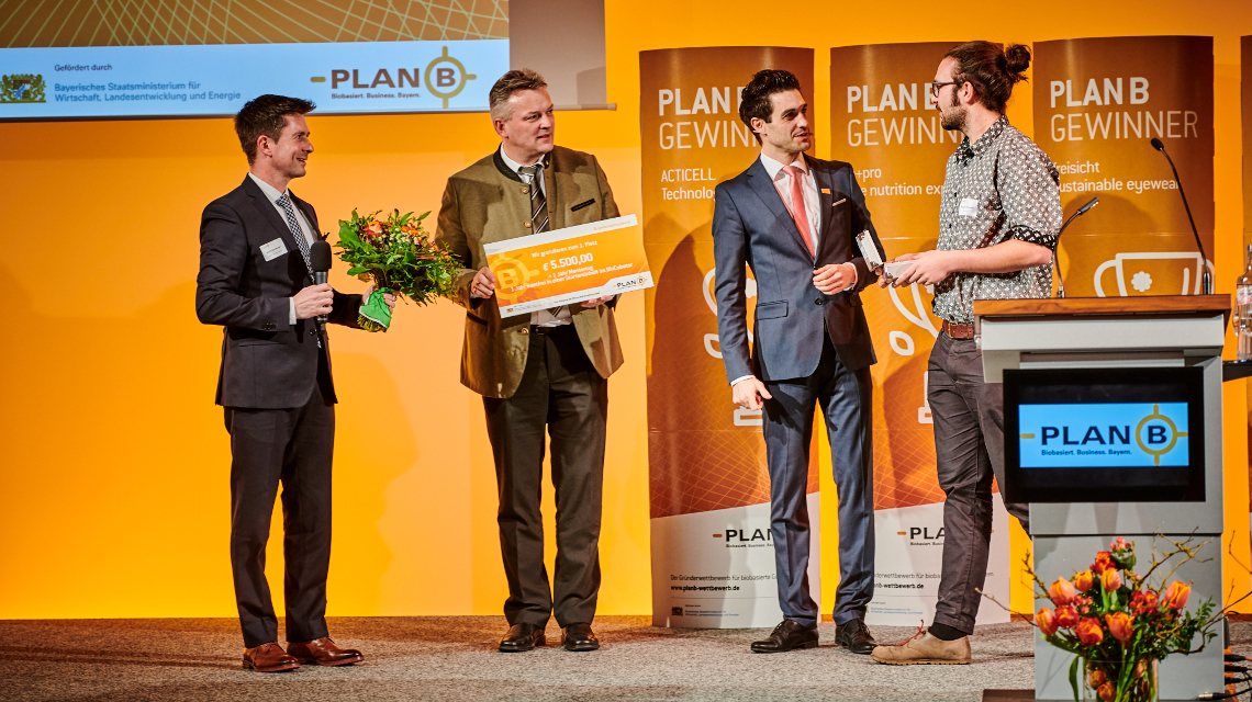 Gewinner des Gründerwettbewerbs Plan B Sebastian Wittmann vom freisicht (rechts im Bild)! v.l.n.r.: Armin Kienberger (Werksleiter Bischof und Klein), StS Roland Weigert, Moderator des Abends: Dominik Glöbl