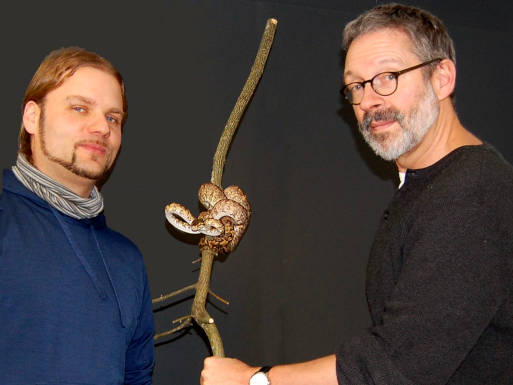 Tobias Kohl und Harald Luksch untersuchen eine Gartenboa.