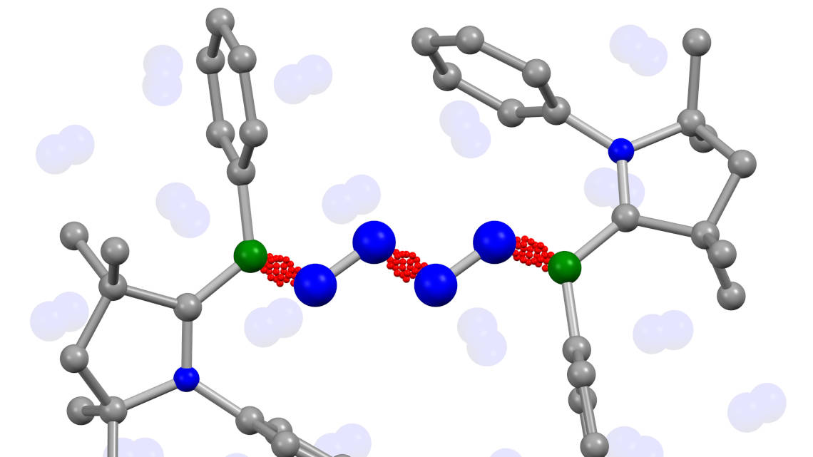 Erstmals wurden zwei Moleküle Luftstickstoff (blau, Mitte) von Chemikern aus Würzburg und Frankfurt direkt miteinander gekoppelt.