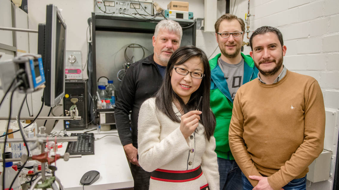 Wolfgang Schuhmann, Fangyuan Zhao, Adrian Ruff und Felipe Conzuelo (von links) präsentieren ihre langlebige Bioelektroden.