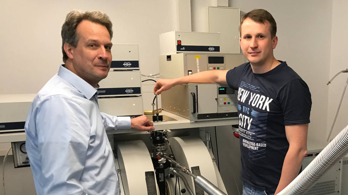 Olav Schiemann (links) und Dinar Abdullin an der Messapparatur im Institut für Physikalische und Theoretische Chemie der Universität Bonn.