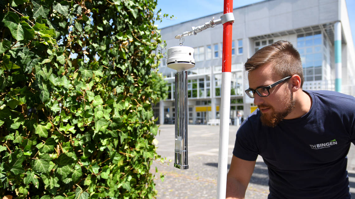 Der Projektingenieur Jan Wustmann misst den Effekt der mobilen Gärten mit Hilfe eines Psychrometers, einem Messgerät zur Bestimmung der Luftfeuchtigkeit und der Temperatur.