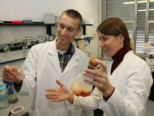 Nadja Henke bei der Laborarbeit