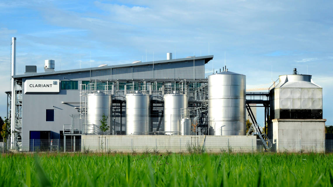 In der vorkommerziellen Produktionsanlage in Straubing hat Clariant Chinaschilf enzymatisch zu Bioethanol verarbeitet.