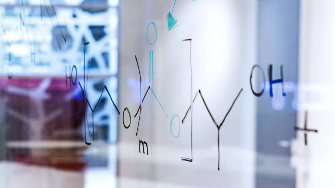 Die Tafel zeigt die chemische Strukturformel des CO2-Polyols.